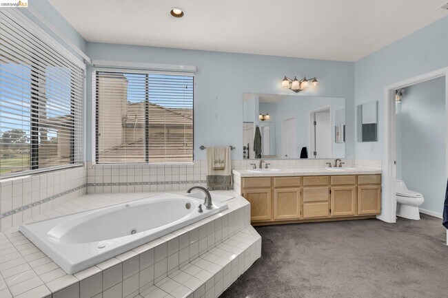 Building Photo - 5640 Edgeview Dr