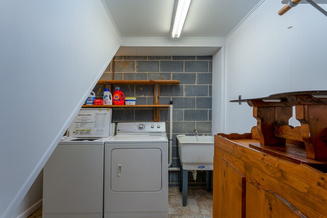 Building Photo - 493 Kings Creek Rd
