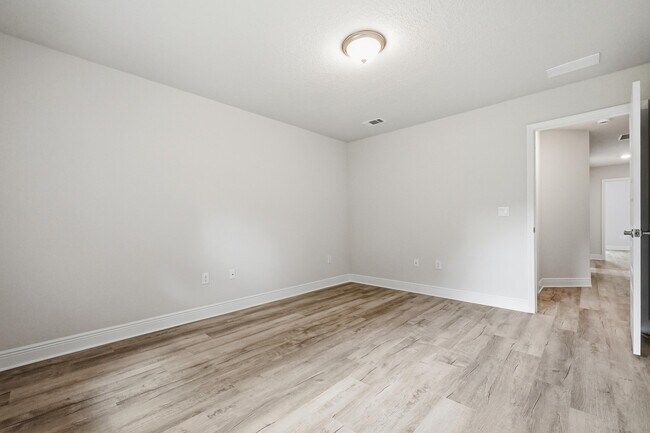 Building Photo - 5810 Crestlake Dr