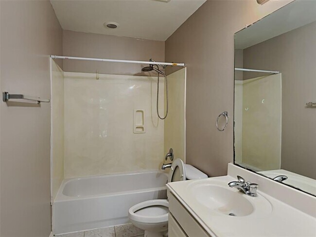 Building Photo - 2865 Westhollow Dr