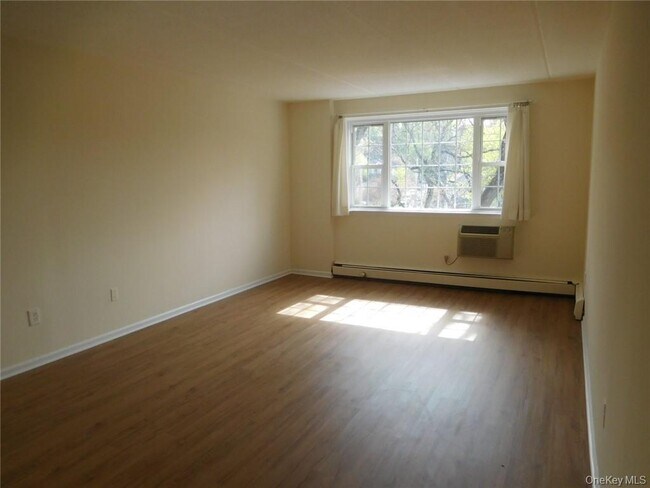 Building Photo - 2 Consulate Dr