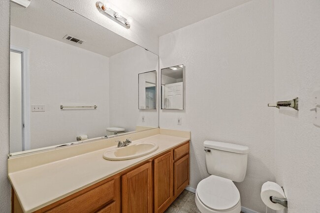 Building Photo - Spacious, Open-Concept 2/2 Condo SSF