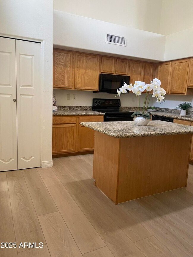 Building Photo - CUTE TOWNHOME AVAILABLE NOW NEAR TEMPE TOW...