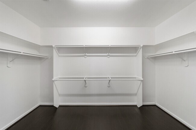 Building Photo - 1922 Lake Grayson Dr