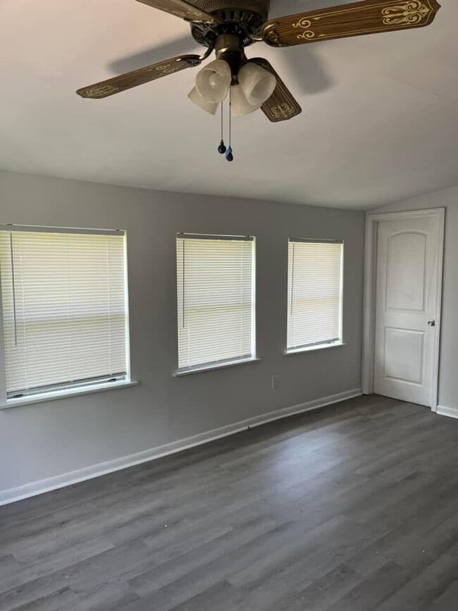 Building Photo - 145 Live Oak Ave W