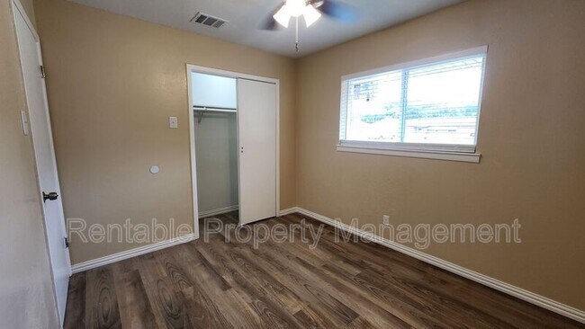 Building Photo - 704 Royce Dr