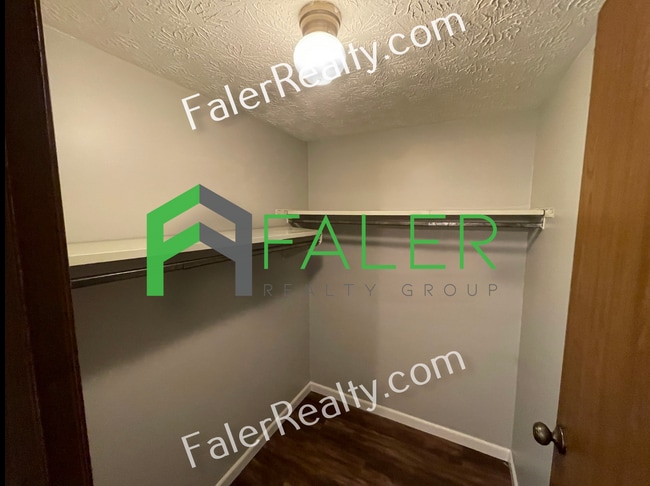 Building Photo - 2 Bedroom, 1.5 Bath Condo Available NOW!