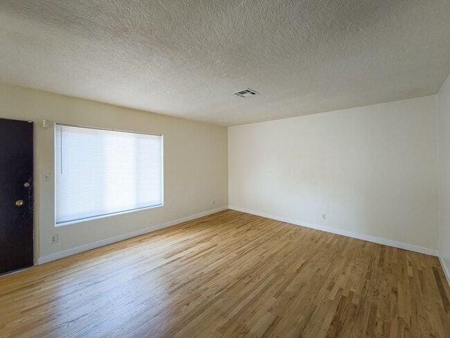 Building Photo - 2BD/1BA In LA's most Vibrant and Eclectic ...