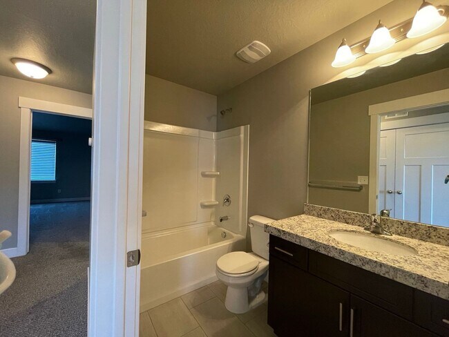 Building Photo - Move-In Ready Home in the Heart of Sandy