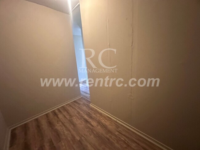 Building Photo - 1213 Giddings-