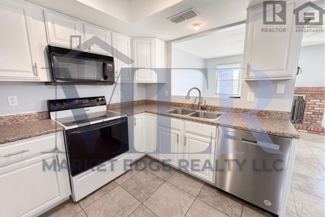 Building Photo - 3Bed/2Bath Home at Olive Ave/103rd Ave! Ready for Immediate Move-In! -- RV GATE! NO HOA!