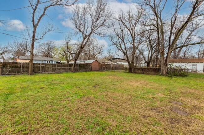 Building Photo - Move in ready - 2 Bed 1 Bath In Quiet Neig...