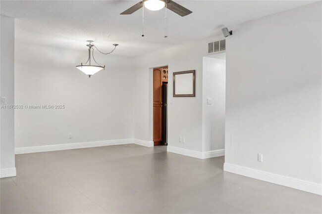 Building Photo - 13720 SW 90th Ave