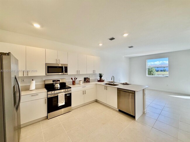 Building Photo - 2767 SE 25th Ave