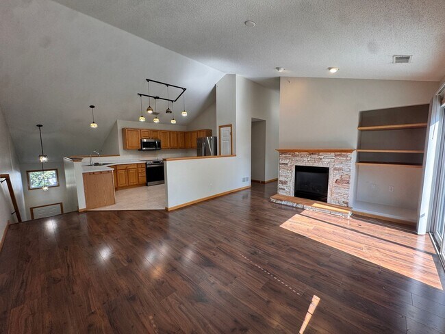Building Photo - Luxurious 3 Bedroom, 2 Bathroom GORGEOUS townhome!