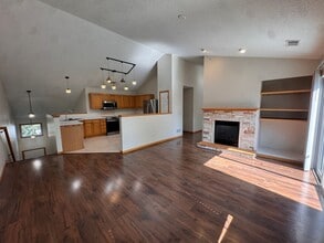 Building Photo - Luxurious 3 Bedroom, 2 Bathroom GORGEOUS townhome!