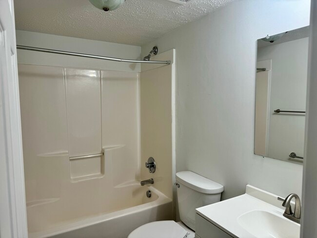 Full bathroom terrace level - 4907 Sycamore Pl