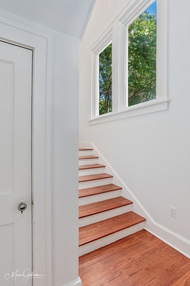 Building Photo - Beautiful 3 Bed 3 Bath