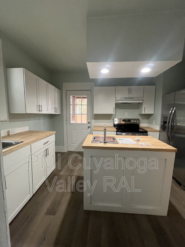 Building Photo - 555 Brittain Rd