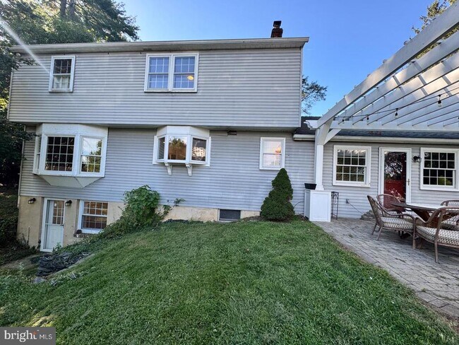 Building Photo - 765 Farnum Rd