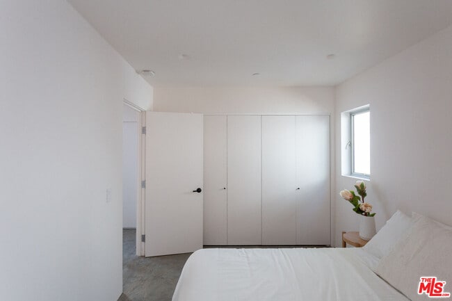 Building Photo - 8870 Wonderland Ave