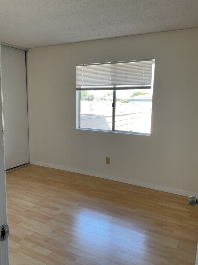 Building Photo - "Discover Coastal Living: Spacious 3-Bed, 2-Bath Townhouse