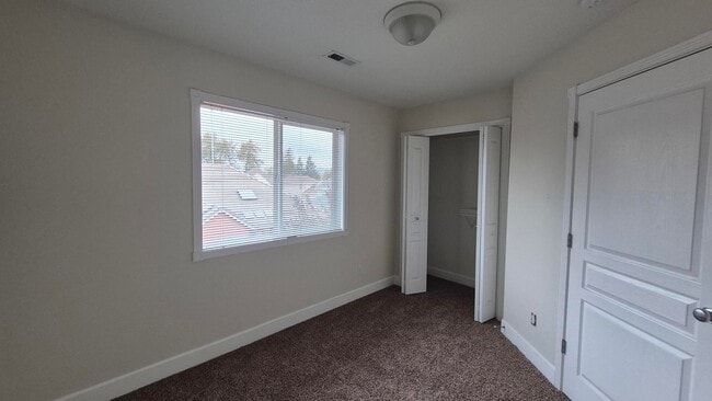 Building Photo - 3 Bedroom 2.5 Bath Town-Home in Gresham ne...