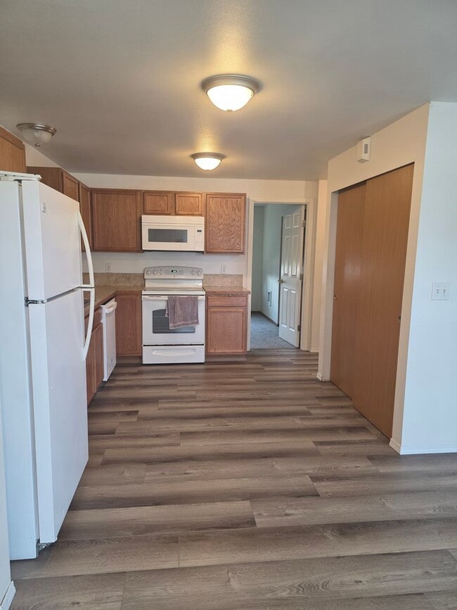 Building Photo - 2 bed 1 bath duplex in the country with park like setting close to town