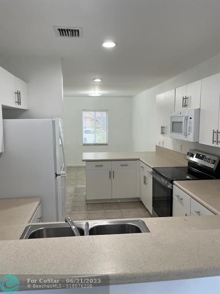 Building Photo - 9920 NW 19th Pl