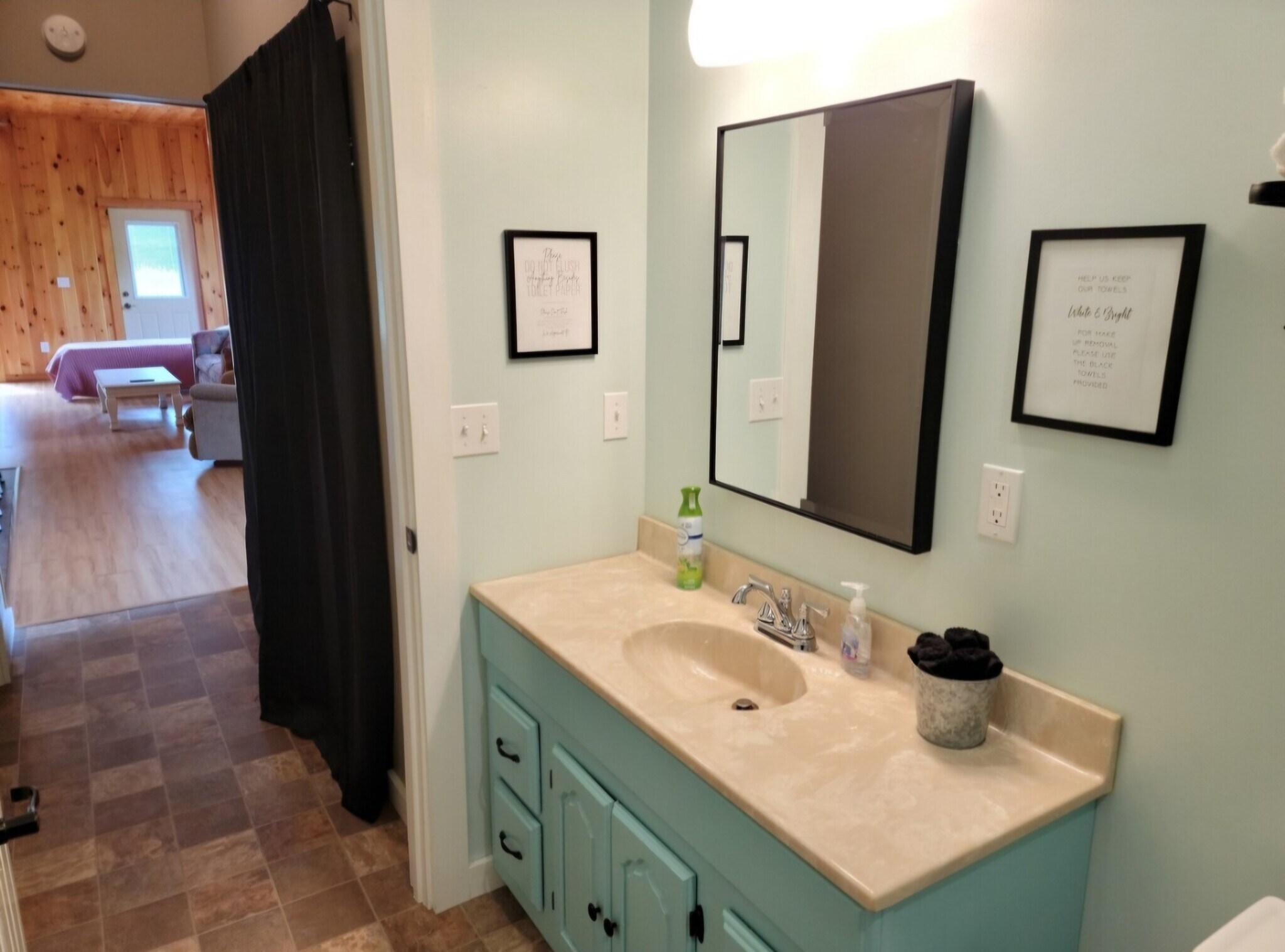Full bath - 2050 N Haze Rd