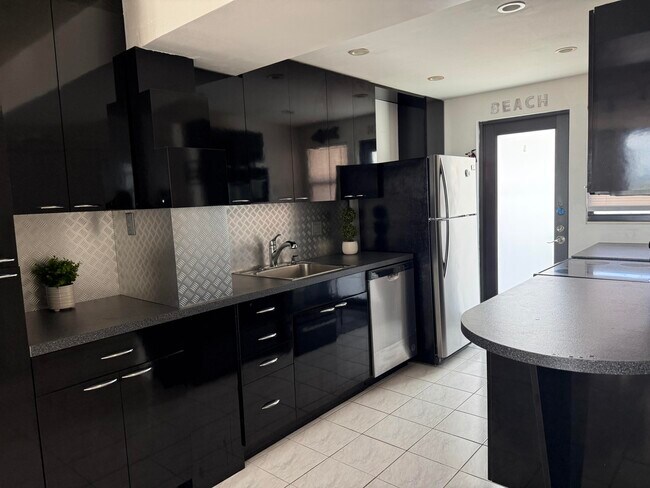 Building Photo - 801 N Ocean Blvd