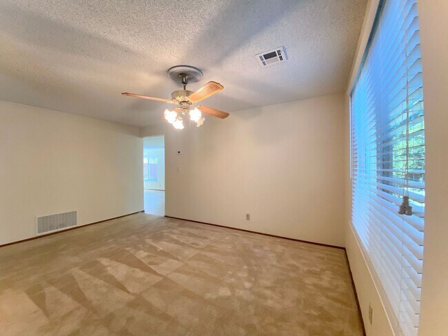 Building Photo - Spacious 4-bedroom home with Bonus Loft located in Union City! – Beautiful Backyard!