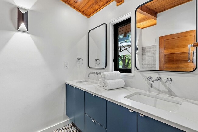 Building Photo - 407 Almarion Dr
