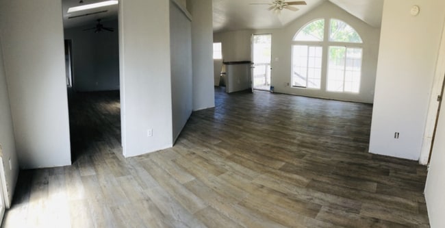 Building Photo - 3/2 Home- 1,700 sq.' w/ Expansive Open Floor Concept