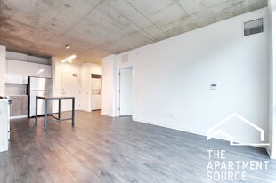 Building Photo - 1722 W Roscoe St