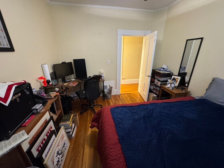 Building Photo - 176 Elm St