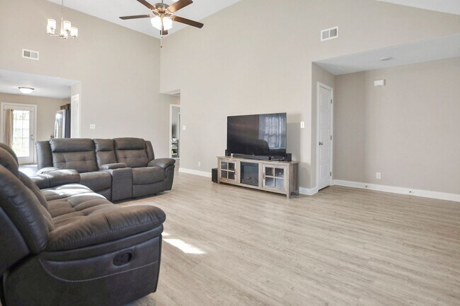 Building Photo - Pet Friendly Three Bedroom!