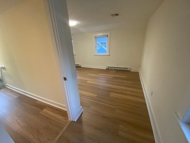 Building Photo - 16 Stonecleve Rd