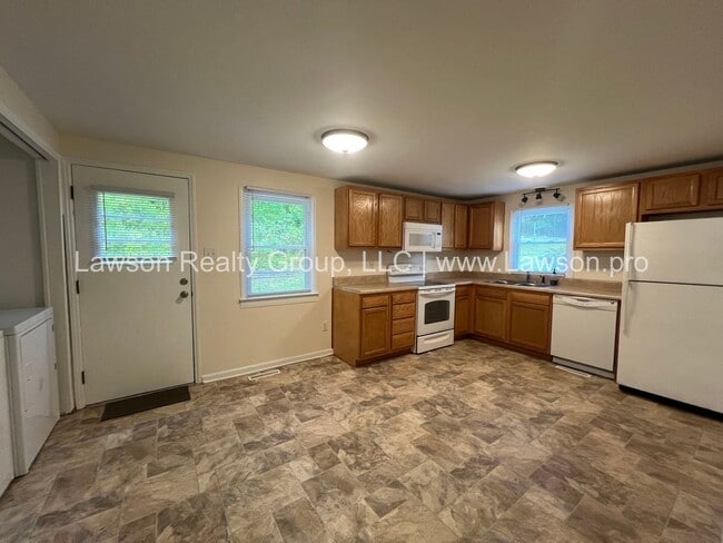 Building Photo - Close to Carvins Cove- One Level Living with Hobby Shed