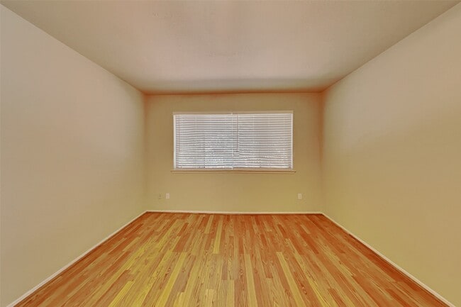 Building Photo - 20 Early Dawn Ct