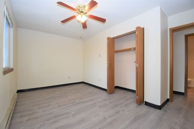 Building Photo - Great Location! Top Floor 2 bed 1 bath and detached garage!