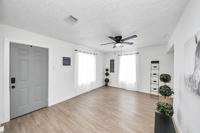 Building Photo - 2210 Detering St