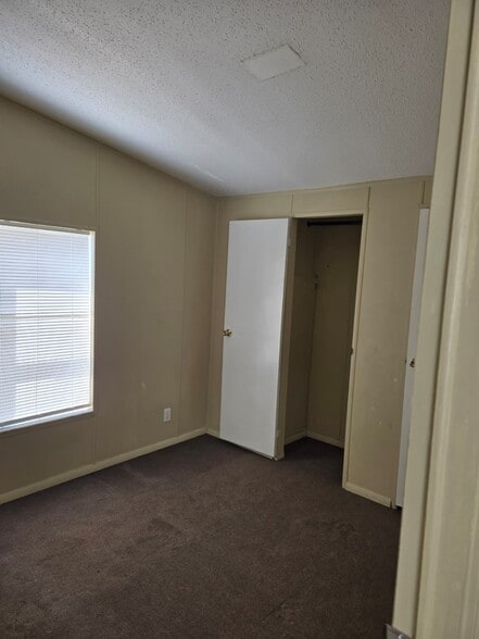Building Photo - 910 W Maxanna Blvd