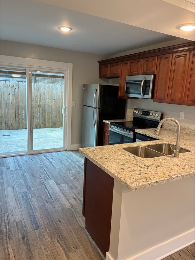 Building Photo - Beautiful 2/1.5 townhouse