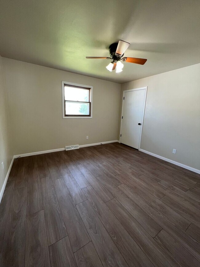 Building Photo - 1212 E Sylvan Ave