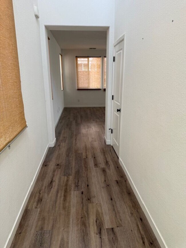 Building Photo - Home located in desirable Entrada Community!