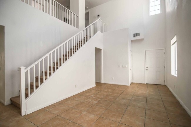 Building Photo - Cute 5 Bedroom Home with a 3 Car Garage!