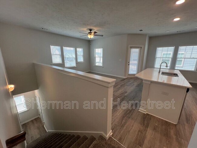 Building Photo - 2026 Lotus Dr