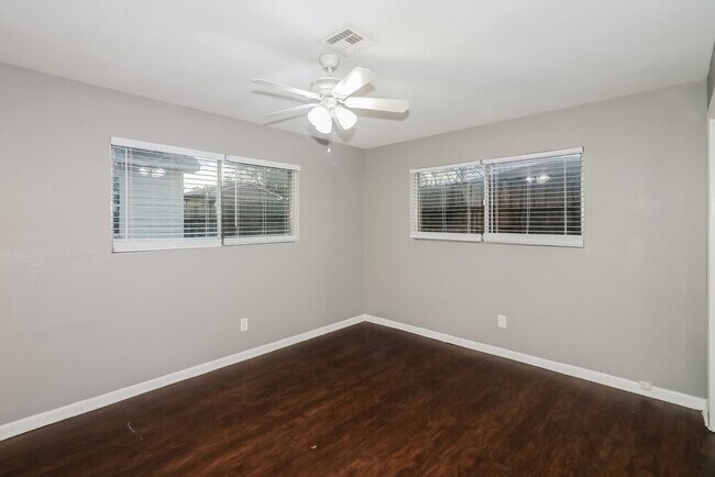 Building Photo - 914 Mosher Ln