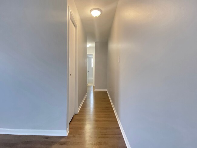 Building Photo - Two Bedroom - 1 Bath 2 Blocks from Lake Ma...